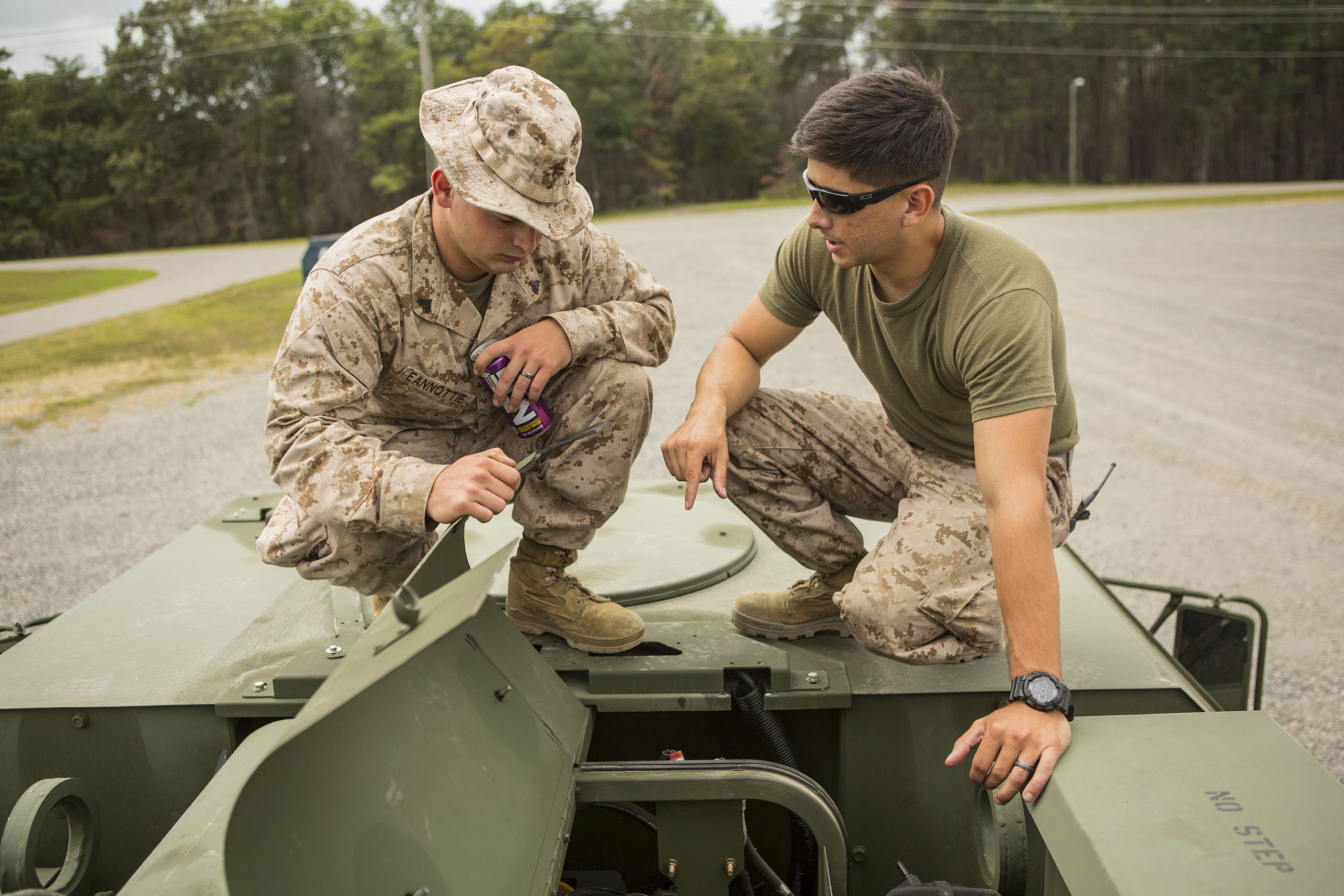 File:CLR-2 Marines give classes to 3-2 on LVSR Wreckers 140909-M-TG562-028.jpg - Wikimedia Commons