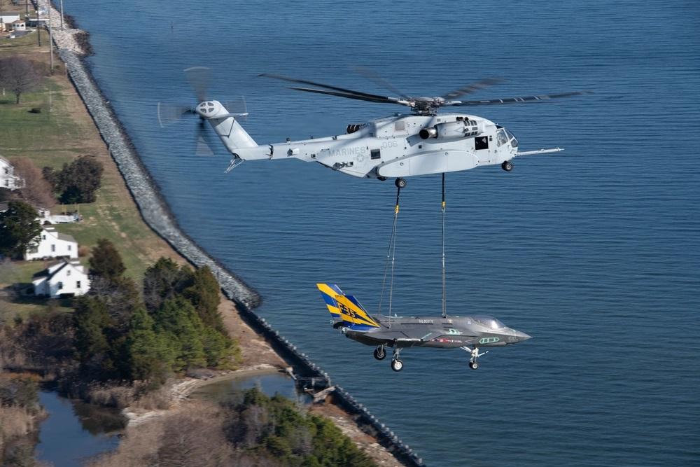 Sikorsky CH-53K King Stallion Helicopter Lifts Non-flyable F-35C Fighter In External Load Test - MilitaryLeak