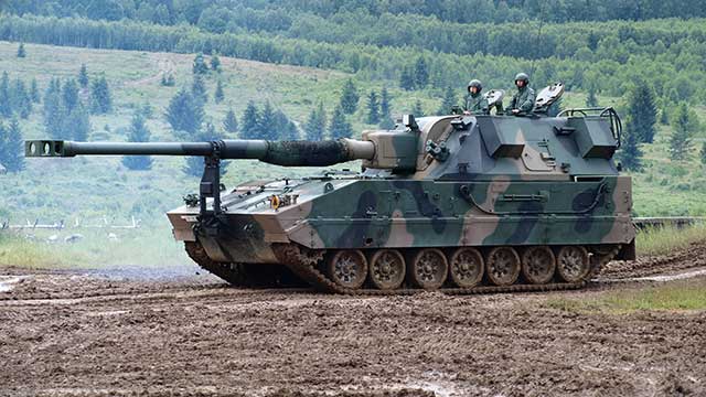 Ukraine uses newest 40km range 155mm 8-cylinder AHS Krab gun